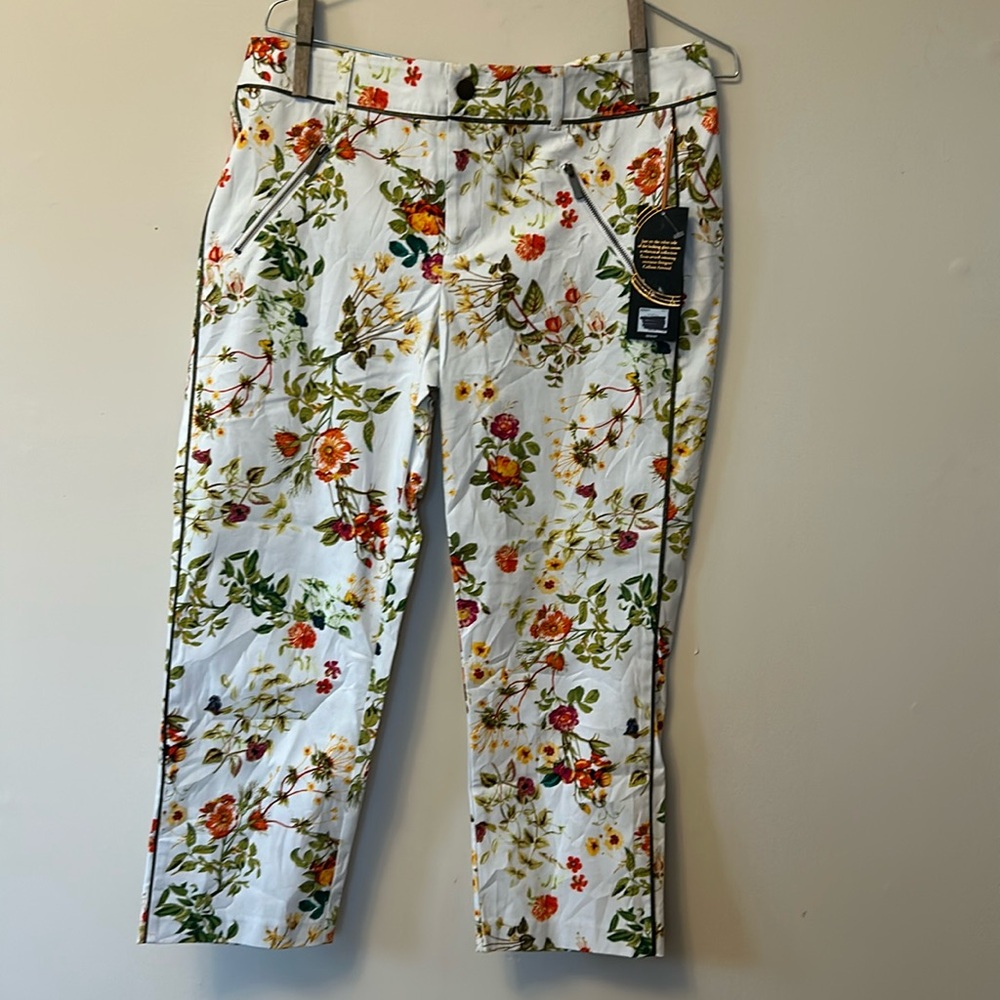 Alice through the looking glass flowered capris zip pockets button front size 4